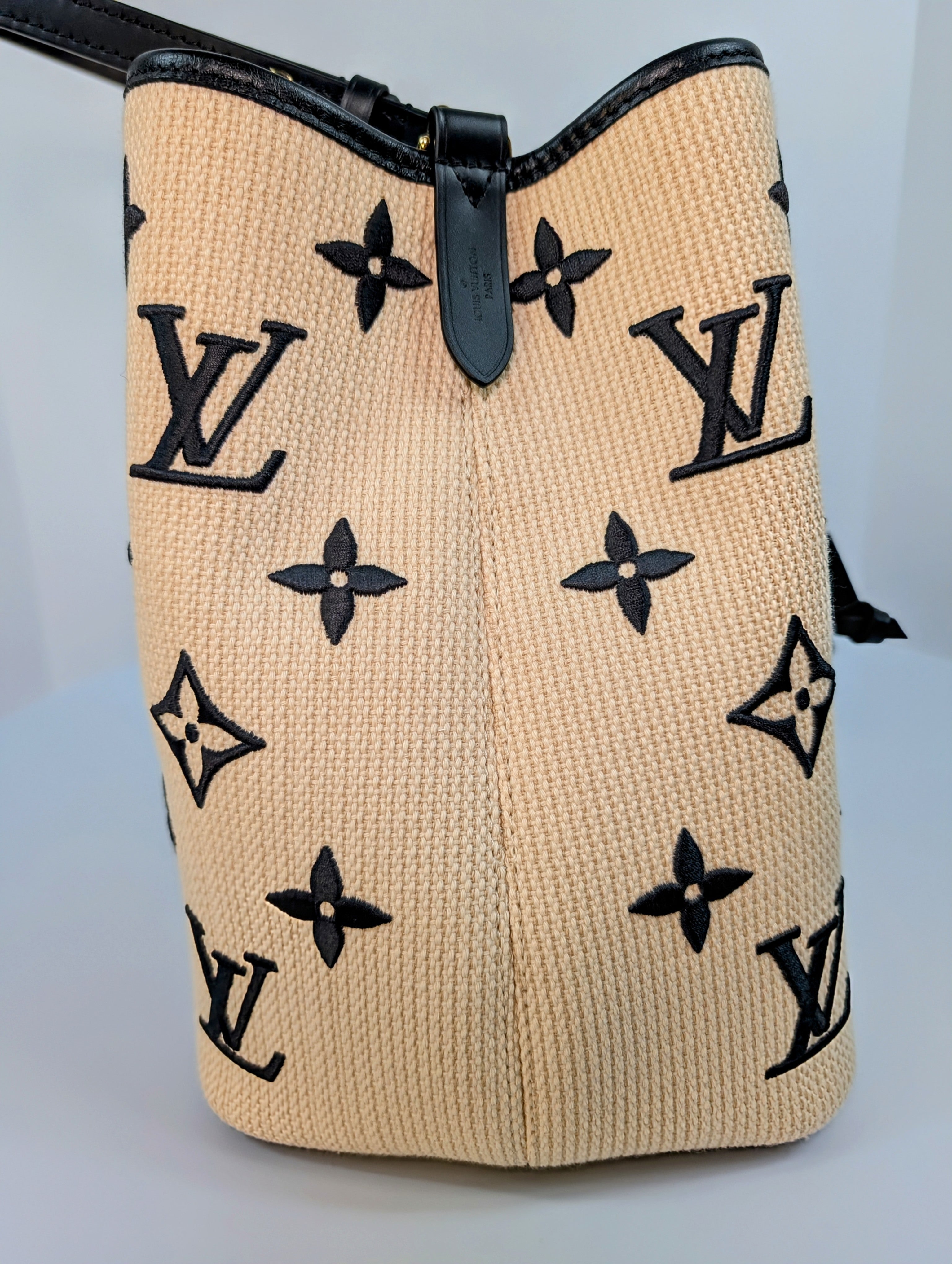 Louis Vuitton Cream NeoNoe MM Bucket Bag