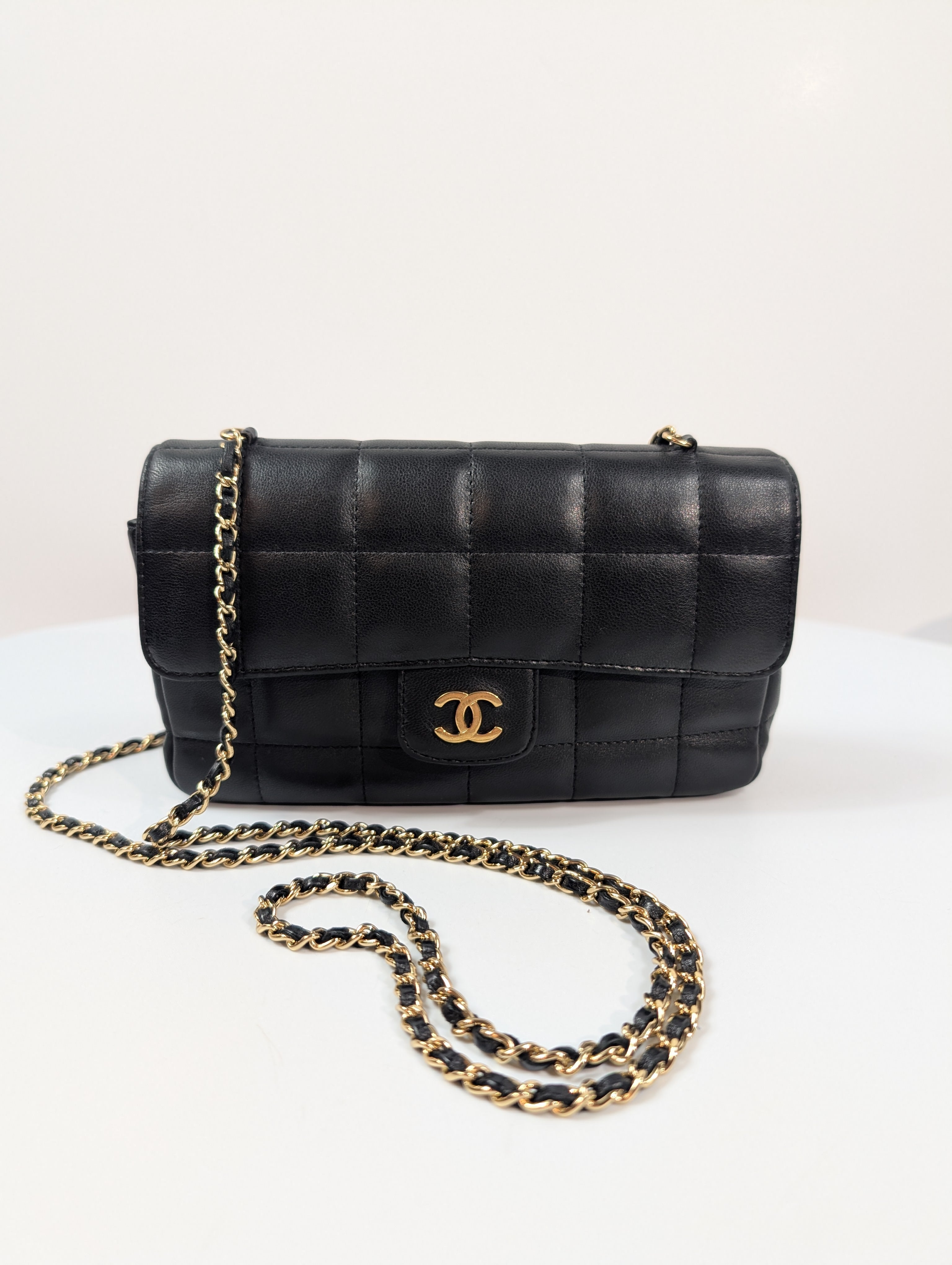 CHANEL フラット 34.5 Chanel 2010–2011 Black Lambskin Chocolate Bar Mini Flap Crossbody