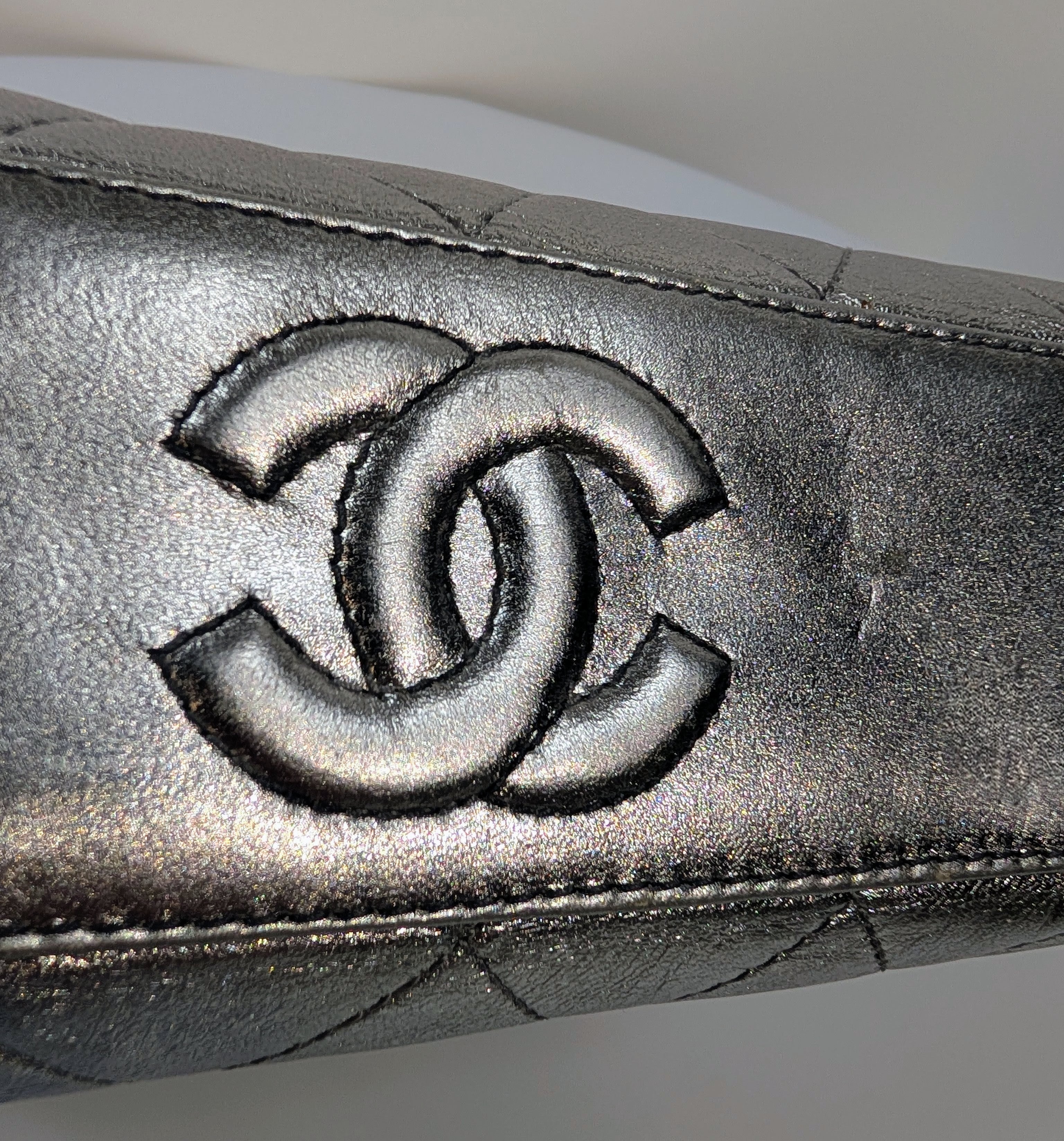 Chanel Vintage Metallic Silver Quilted Lambskin Kisslock Frame Bag (Mini Clutch)